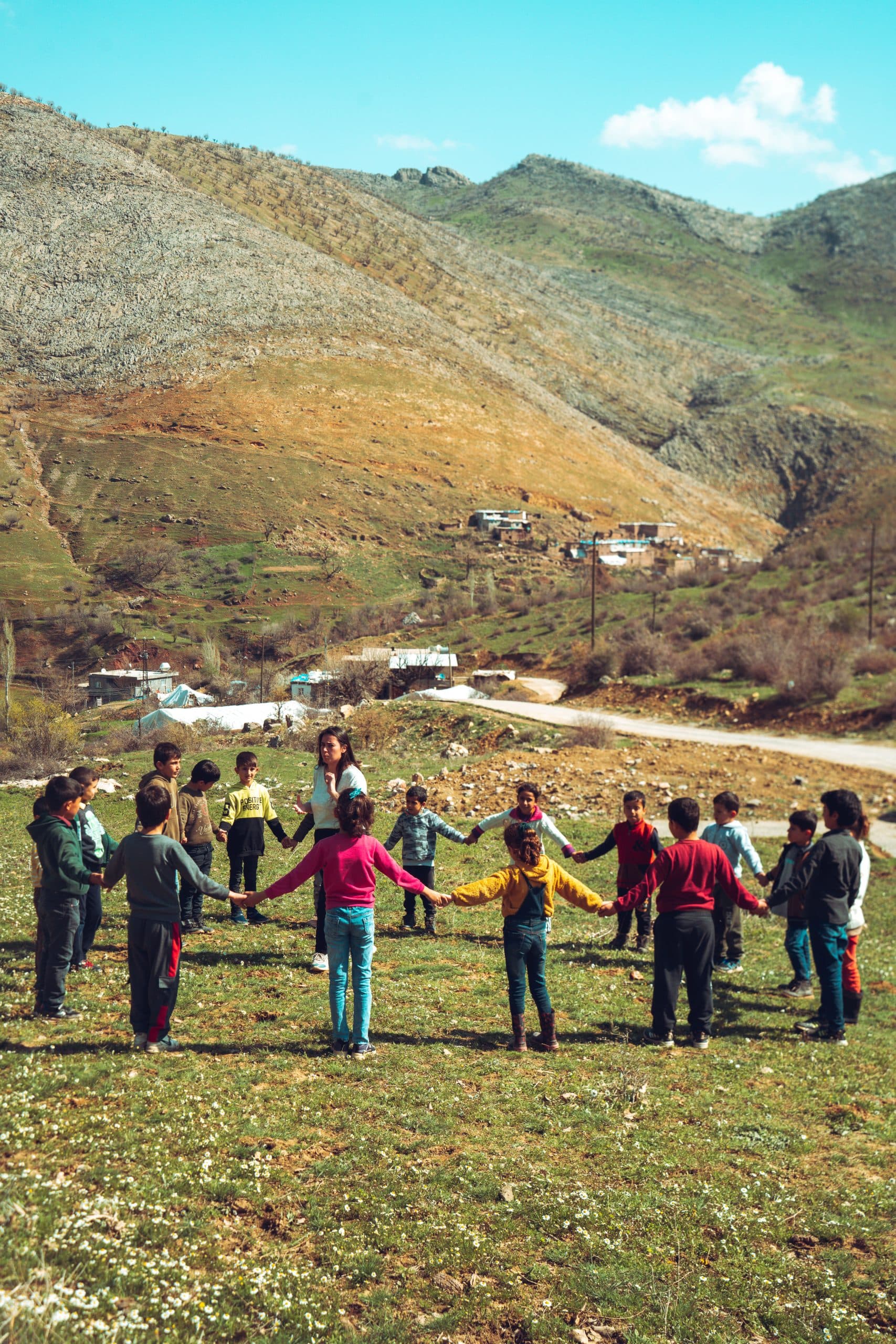 Köy okulunda çocuklar ve öğretmen